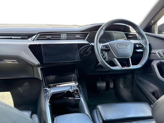 AUDI e-tron Photo 11