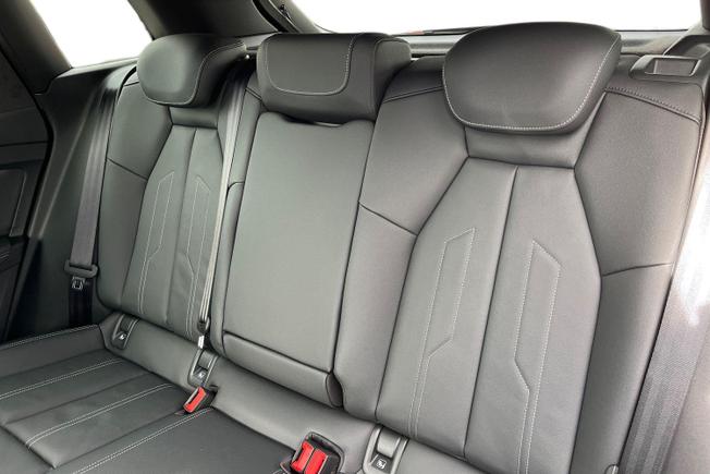 AUDI Q4 Photo 9