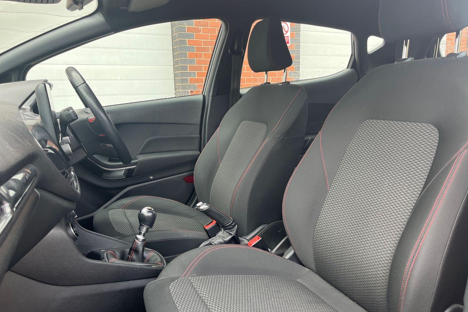 Ford FIESTA Photo 18