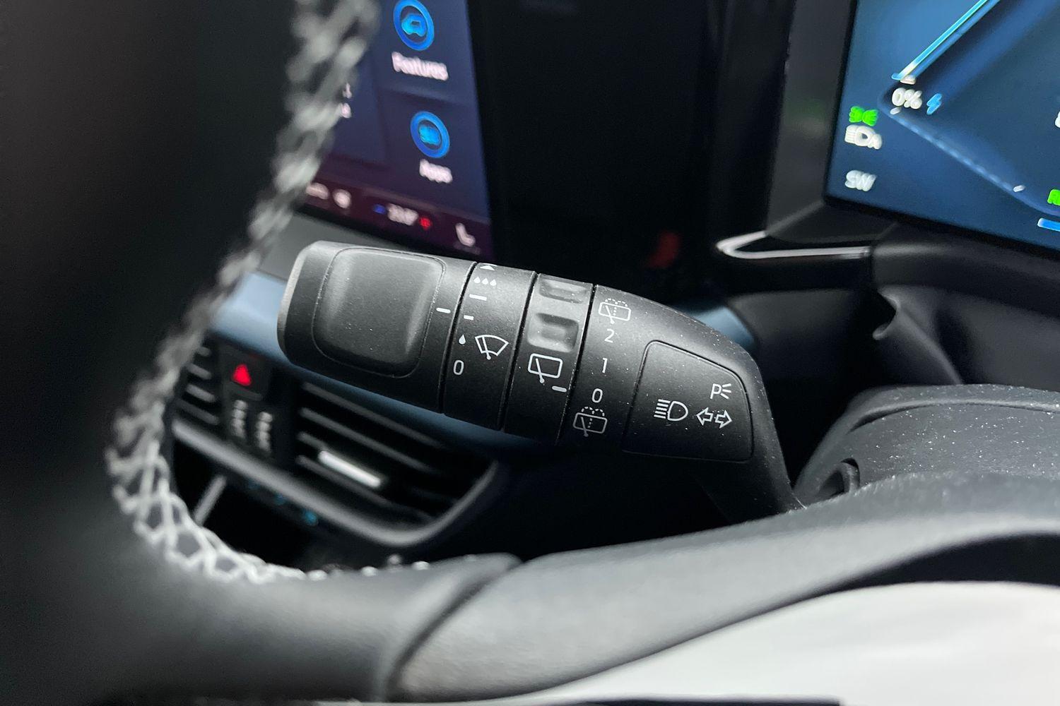 Ford E-Tourneo Courier Photo 13