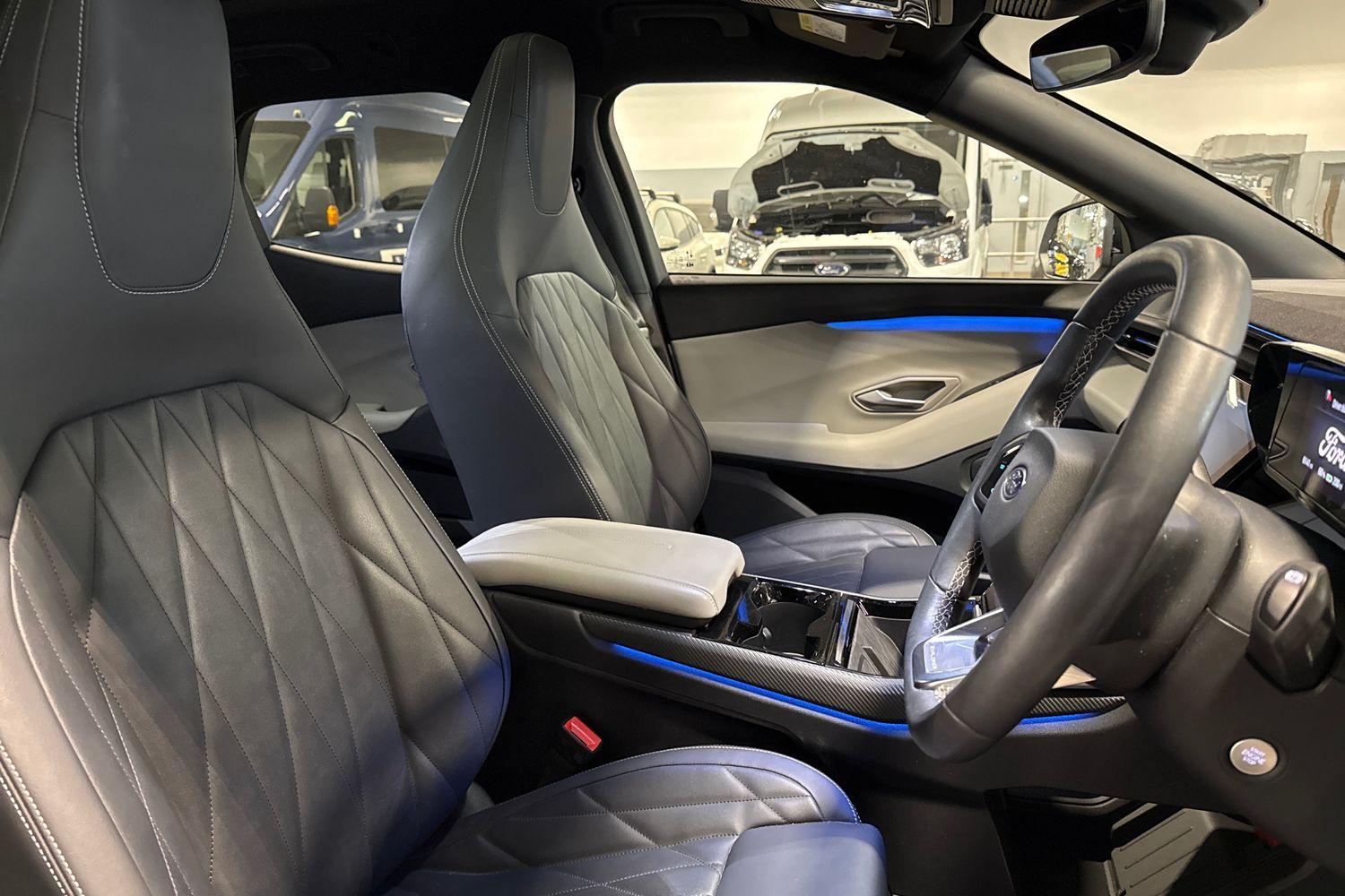 Ford Explorer Photo 16