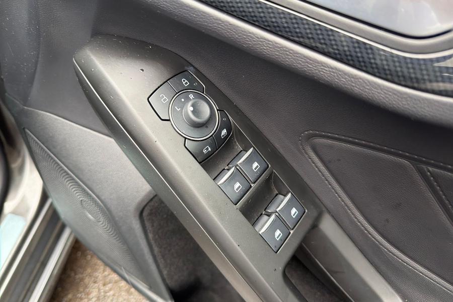Ford FOCUS Photo autoimg-8672549dbda0201e118bad0a19df4fb04f07a1ad.jpg