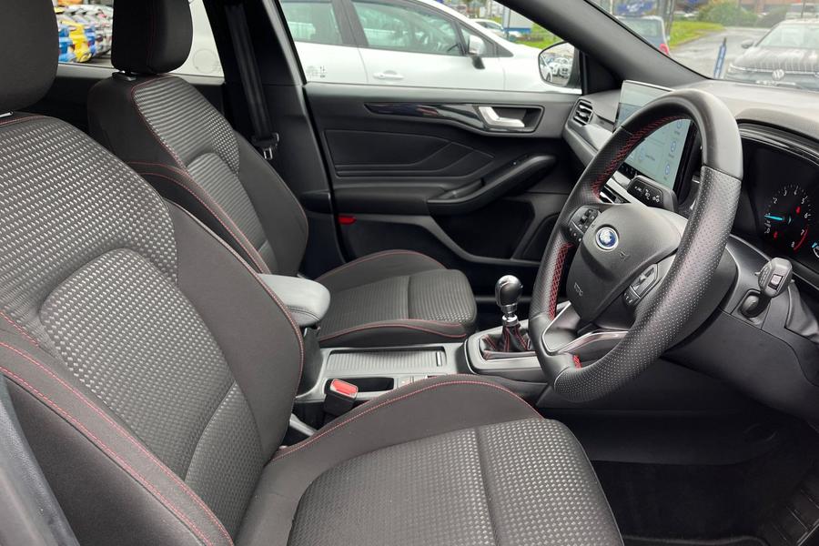 Ford FOCUS Photo autoimg-86735bda9f4d0b6745b987b0cf0120f52d25fd70.jpg