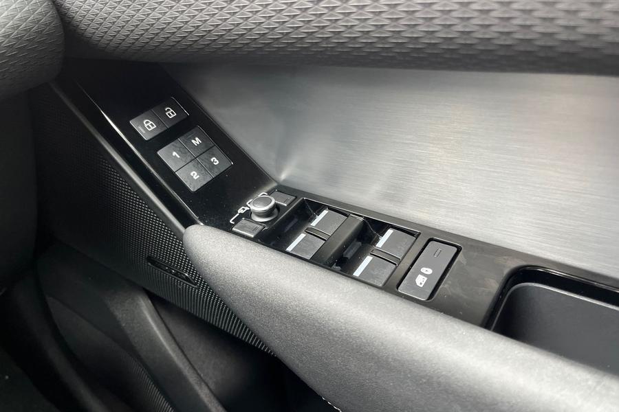 Land Rover RANGE ROVER VELAR Photo autoimg-867eb24d602b9b38393744b074d91b357d0fbd3c.jpg