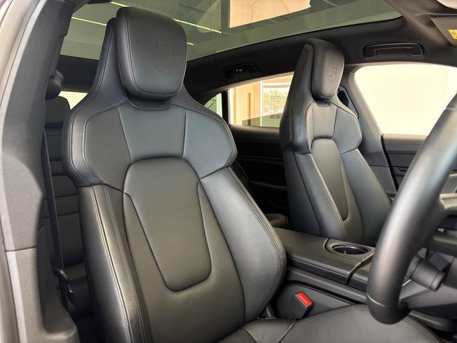 PORSCHE Taycan Photo 14