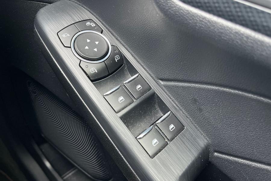 Ford KUGA Photo autoimg-86b6da2344b414f03b3993f46710583e3827584e.jpg