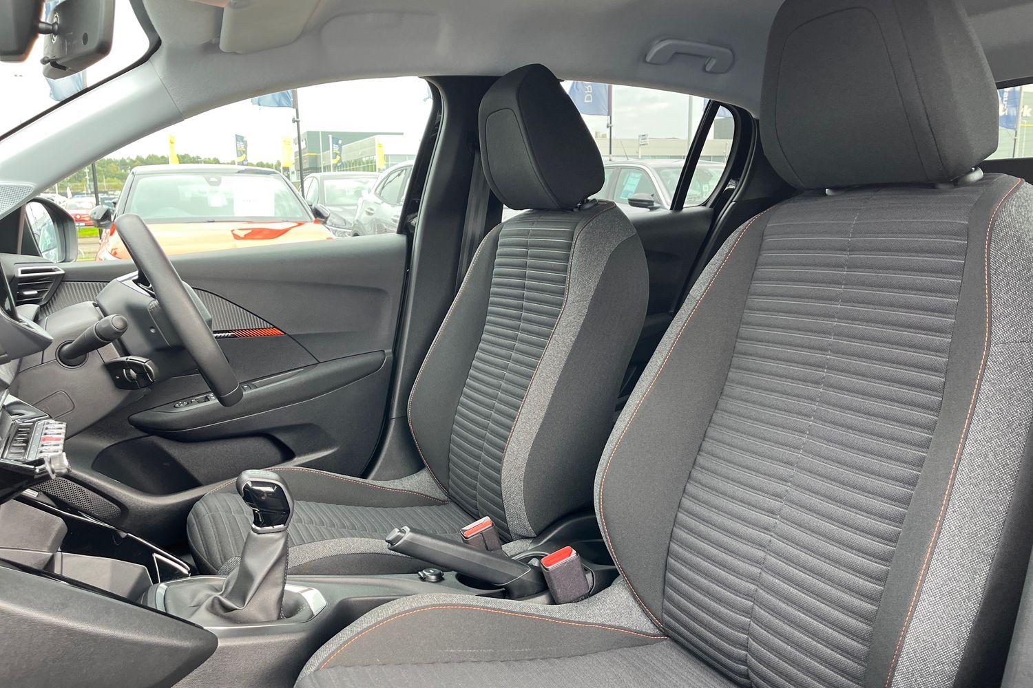 Peugeot 208 Photo 18