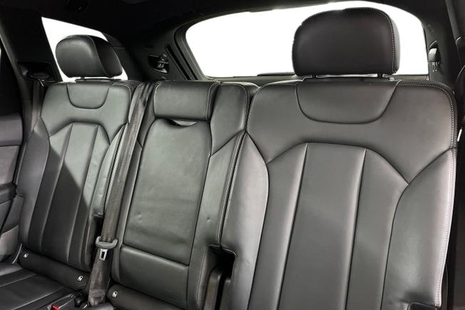 AUDI Q7 Photo 9