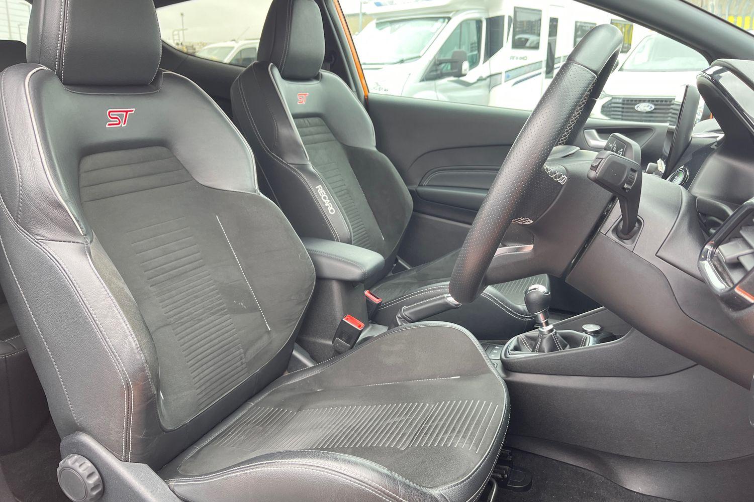 Ford FIESTA Photo 16