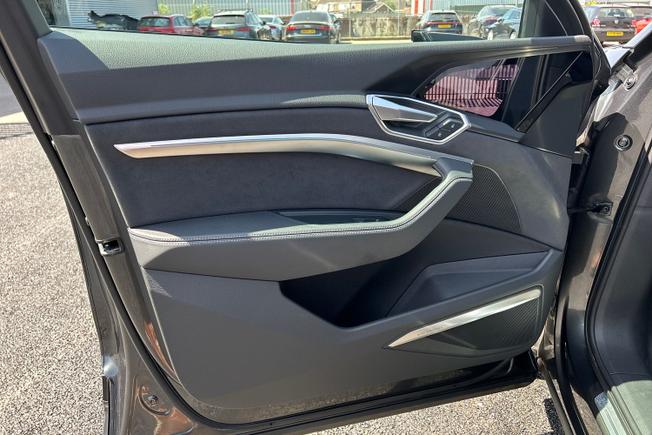 Audi e-tron S Photo 38