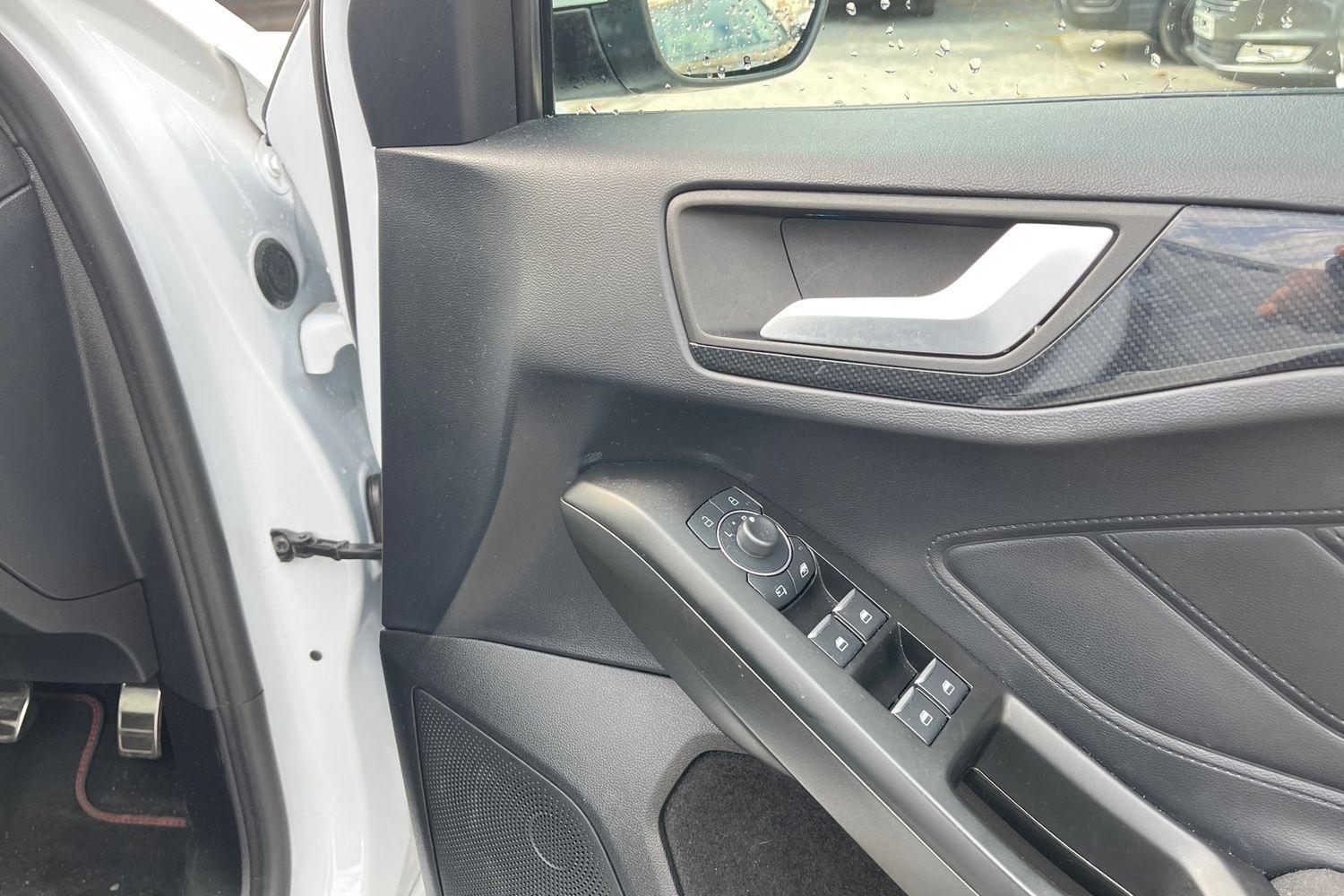 Ford FOCUS Photo 24