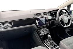 VOLKSWAGEN Touran Photo 2