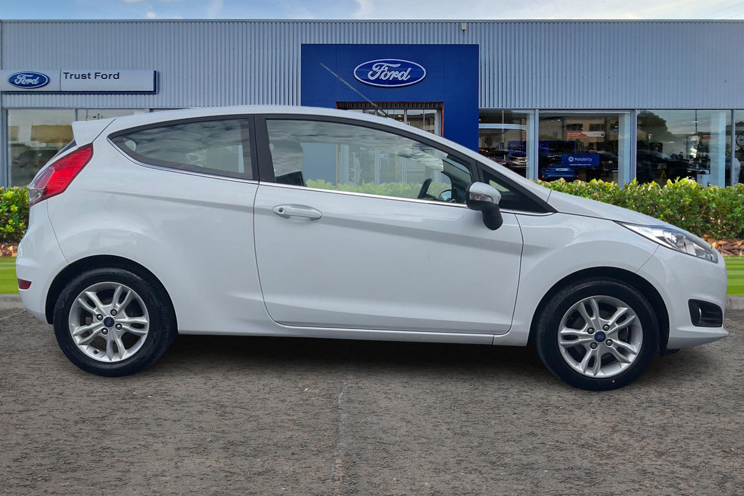 Ford FIESTA Photo 2