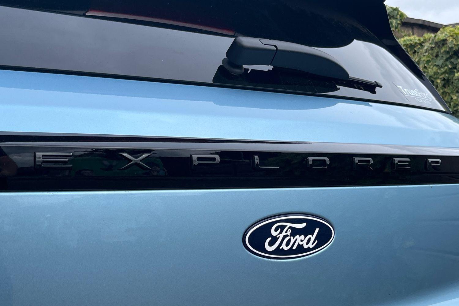 Ford EXPLORER Photo 25