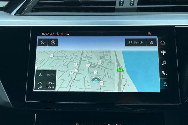 AUDI Q8 E-Tron Photo 14