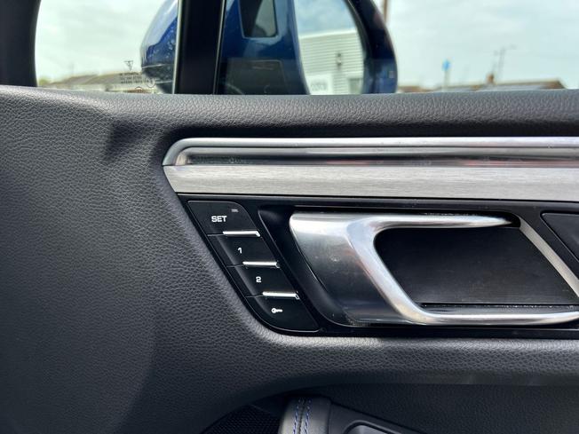 PORSCHE Macan Photo 40