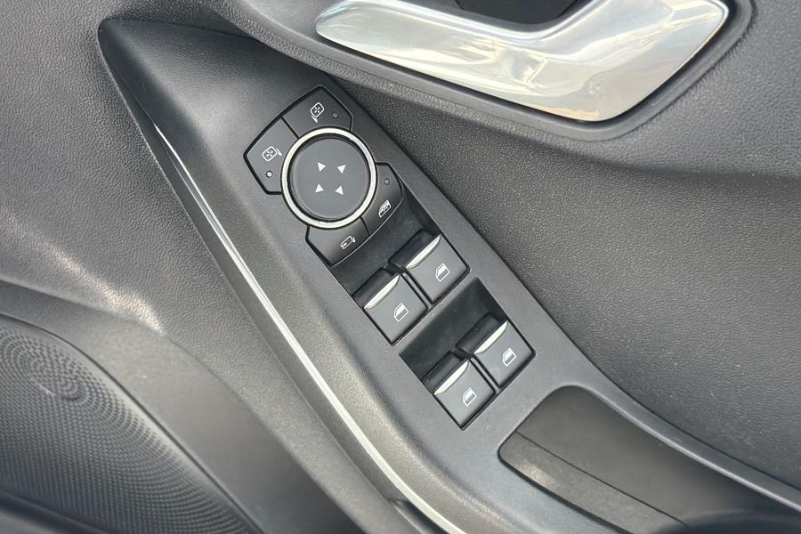 Ford FIESTA Photo autoimg-87bc9f9d742d139c7a2aa16335d43327f680f6f3.jpg