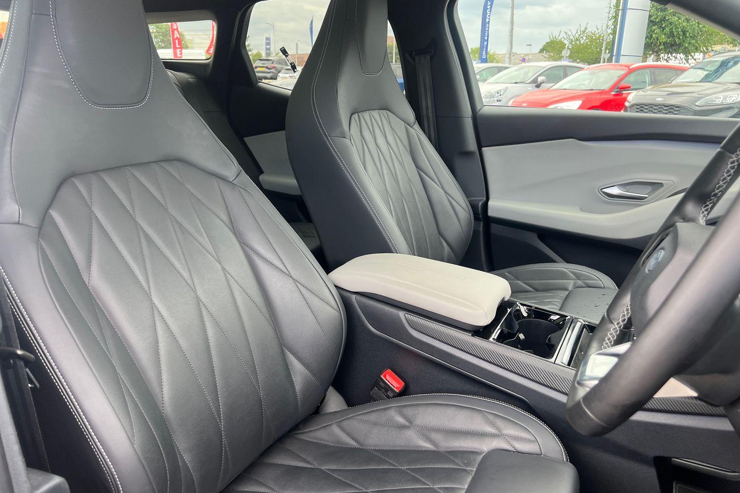 Ford EXPLORER Photo 16