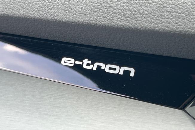AUDI Q8 E-Tron Photo 33
