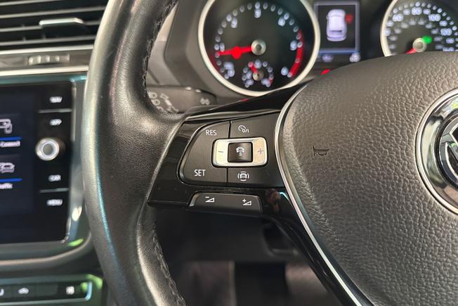 VOLKSWAGEN Tiguan Photo 16