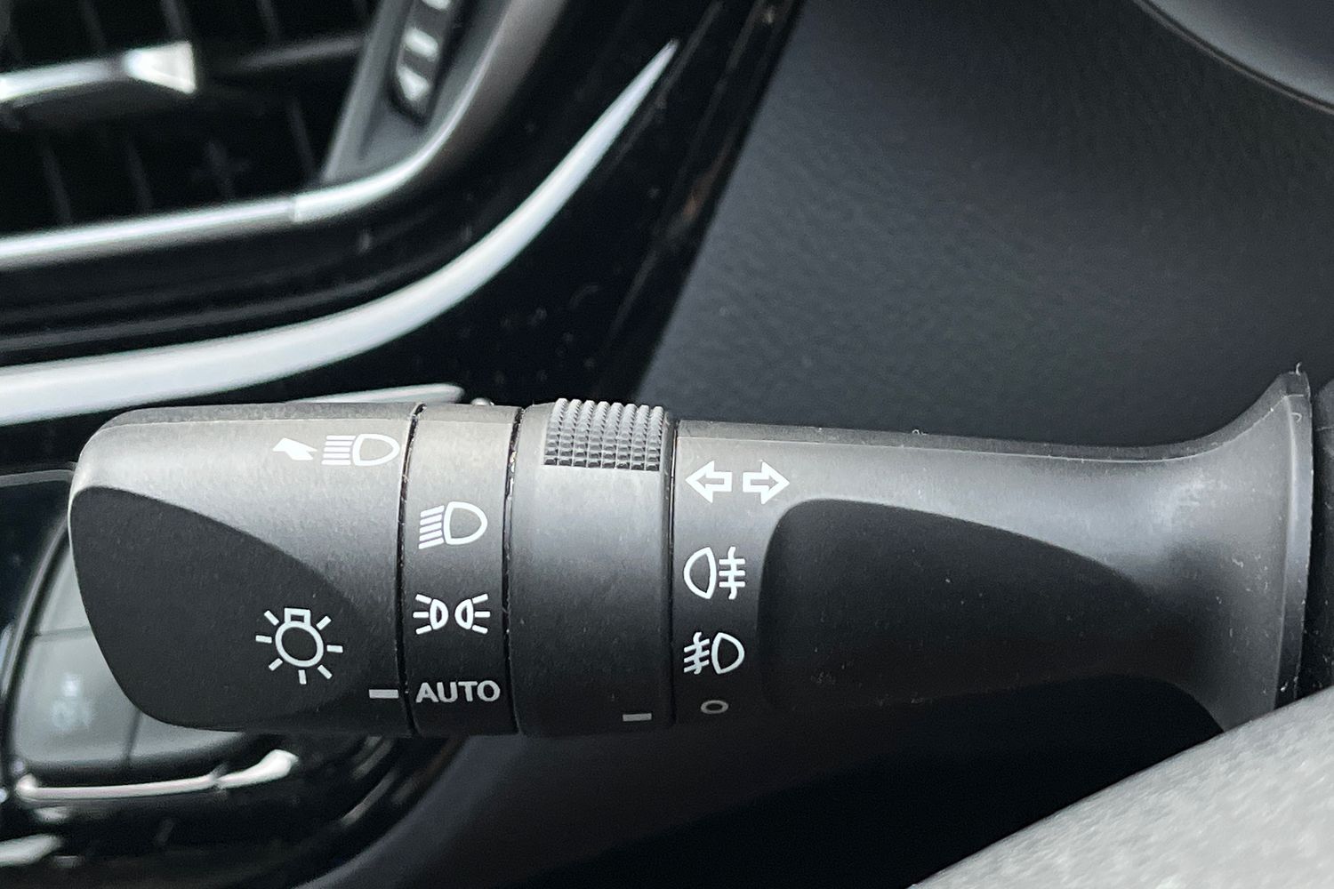 Toyota C-HR Photo 13