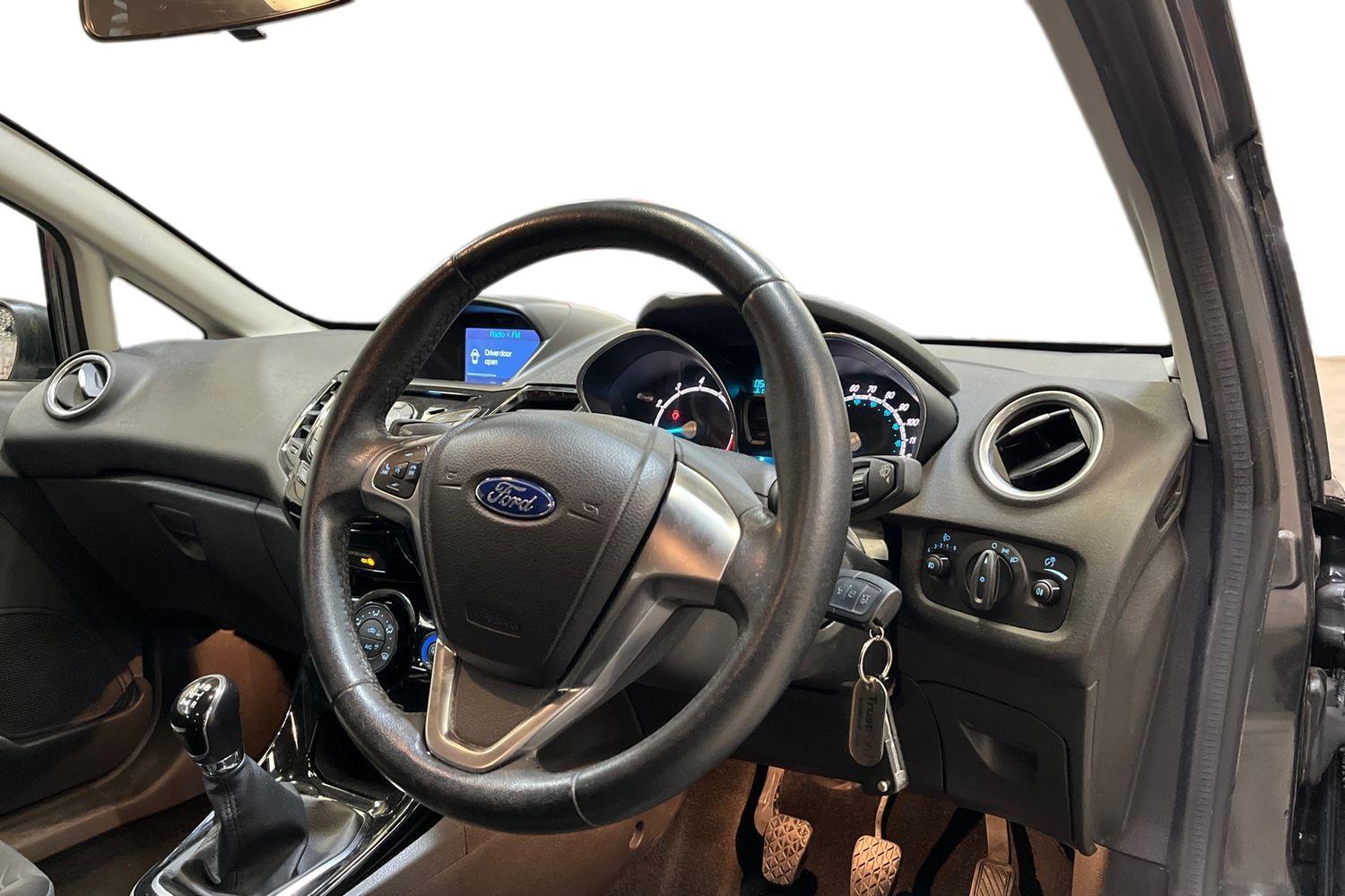 Ford FIESTA Photo 8