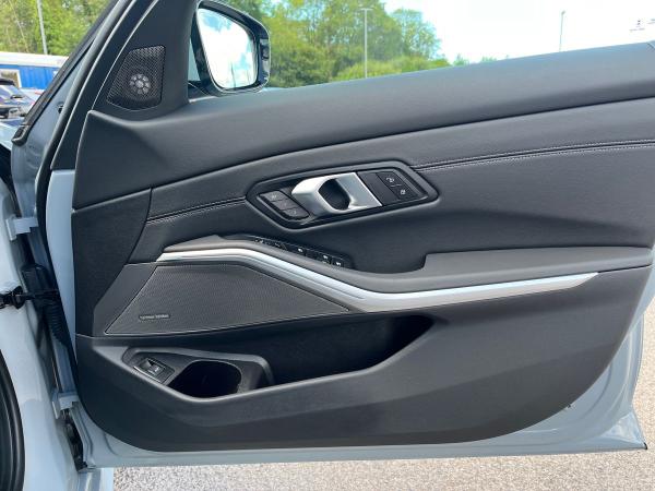 BMW 3 Series Photo autoimg-882f38d70431d6a717fb2084679ca5c5be9fff41.jpg