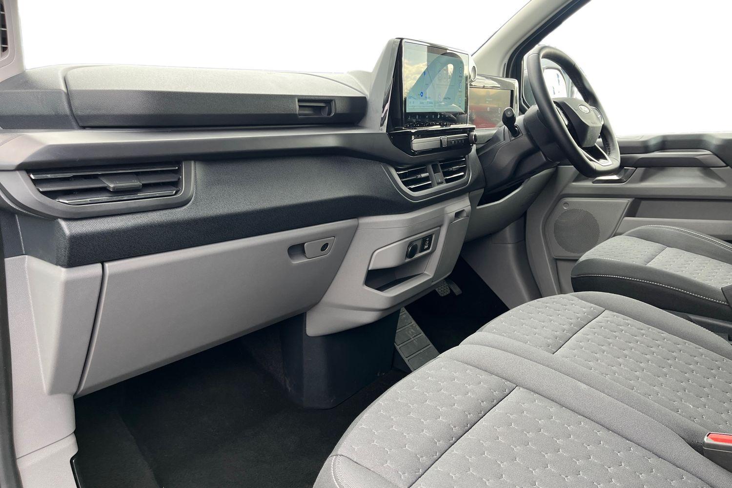 Ford TOURNEO CUSTOM Photo 2