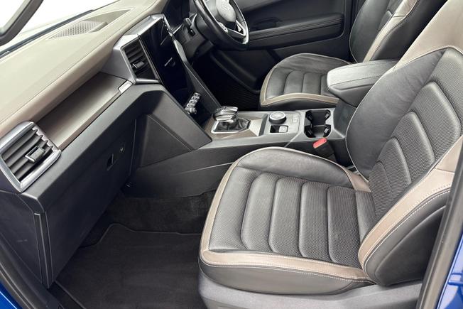 VOLKSWAGEN Amarok Photo 2