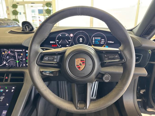 PORSCHE Taycan Photo 17