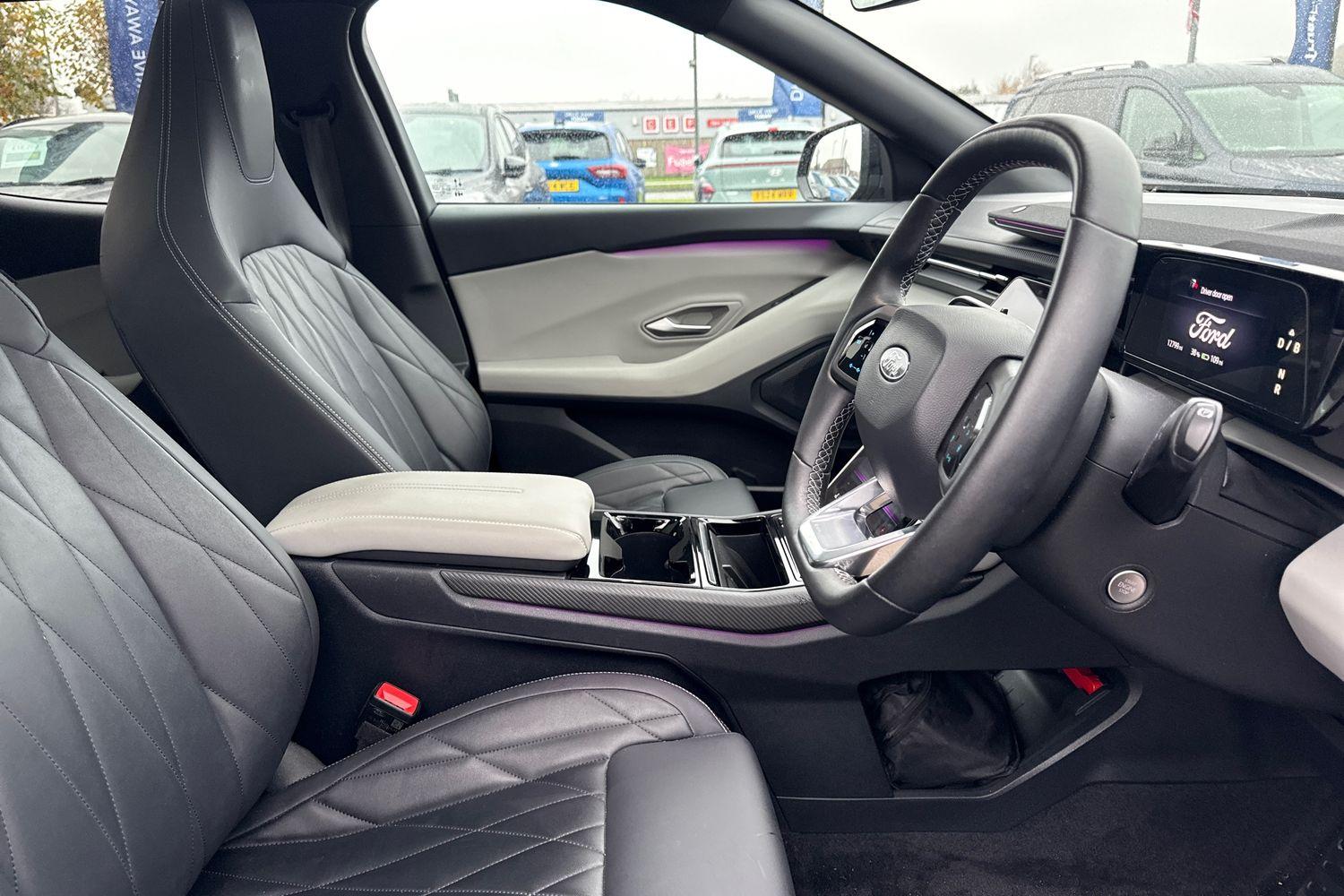 Ford EXPLORER Photo 16