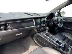 PORSCHE Macan Photo 2