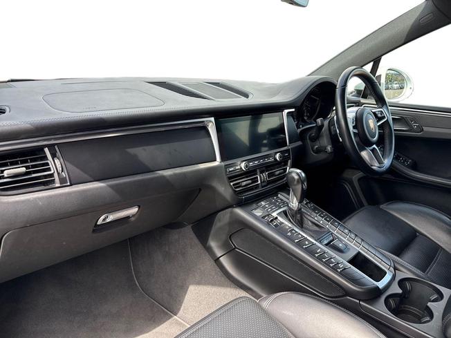 PORSCHE Macan Photo 2