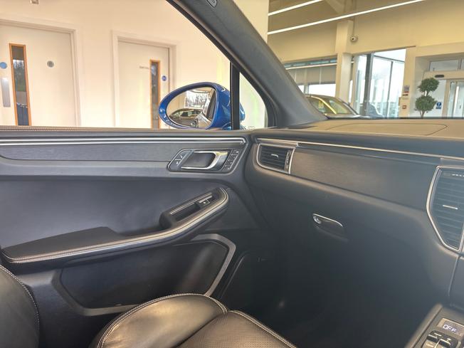 PORSCHE Macan Photo 42