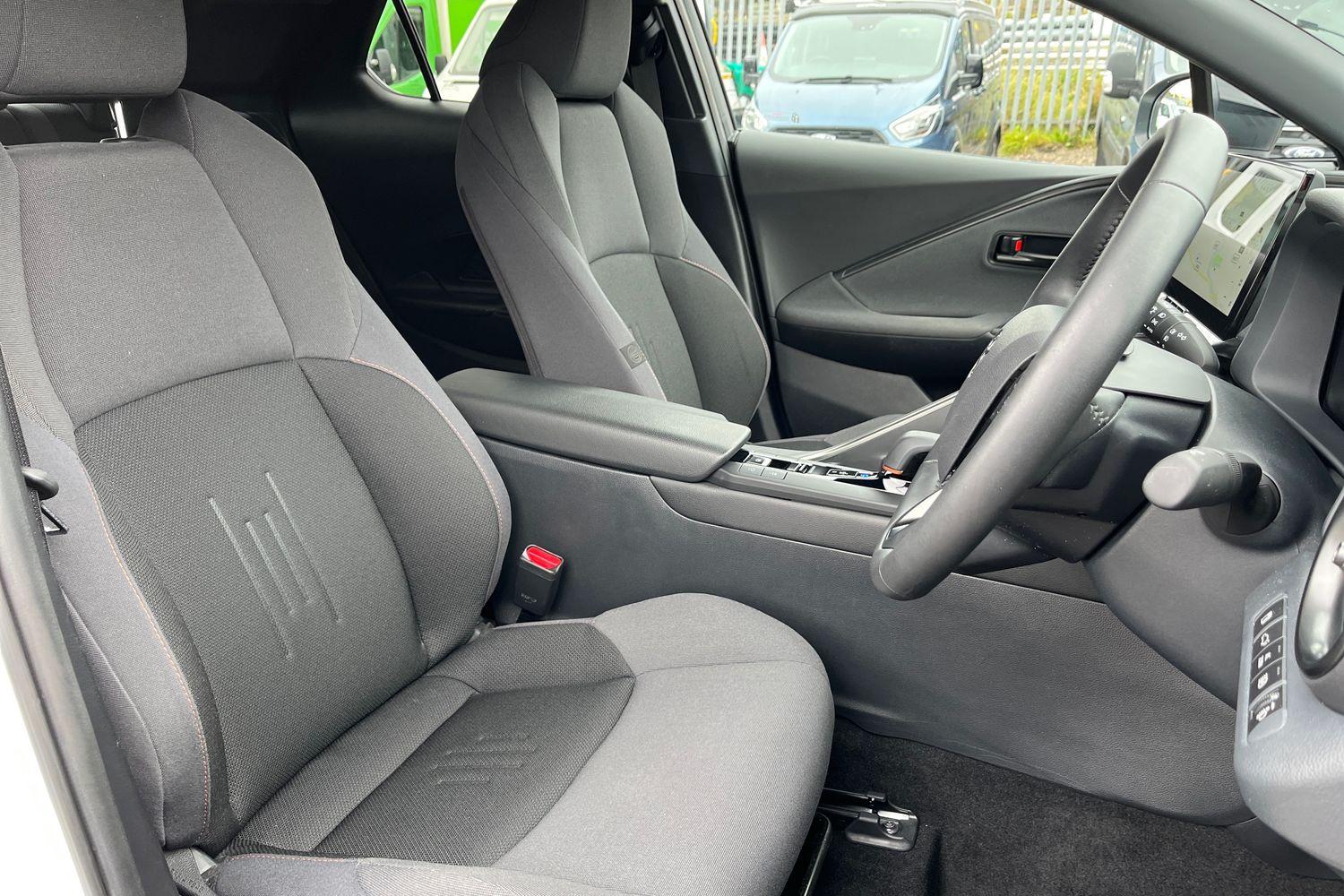 Toyota C-HR Photo 16