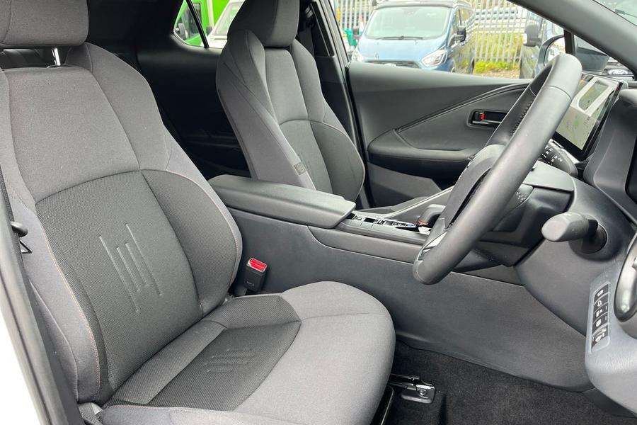 Toyota C-HR Photo autoimg-88949f5e9fc5f94a616f39e66fd393ecfe6bea0b.jpg