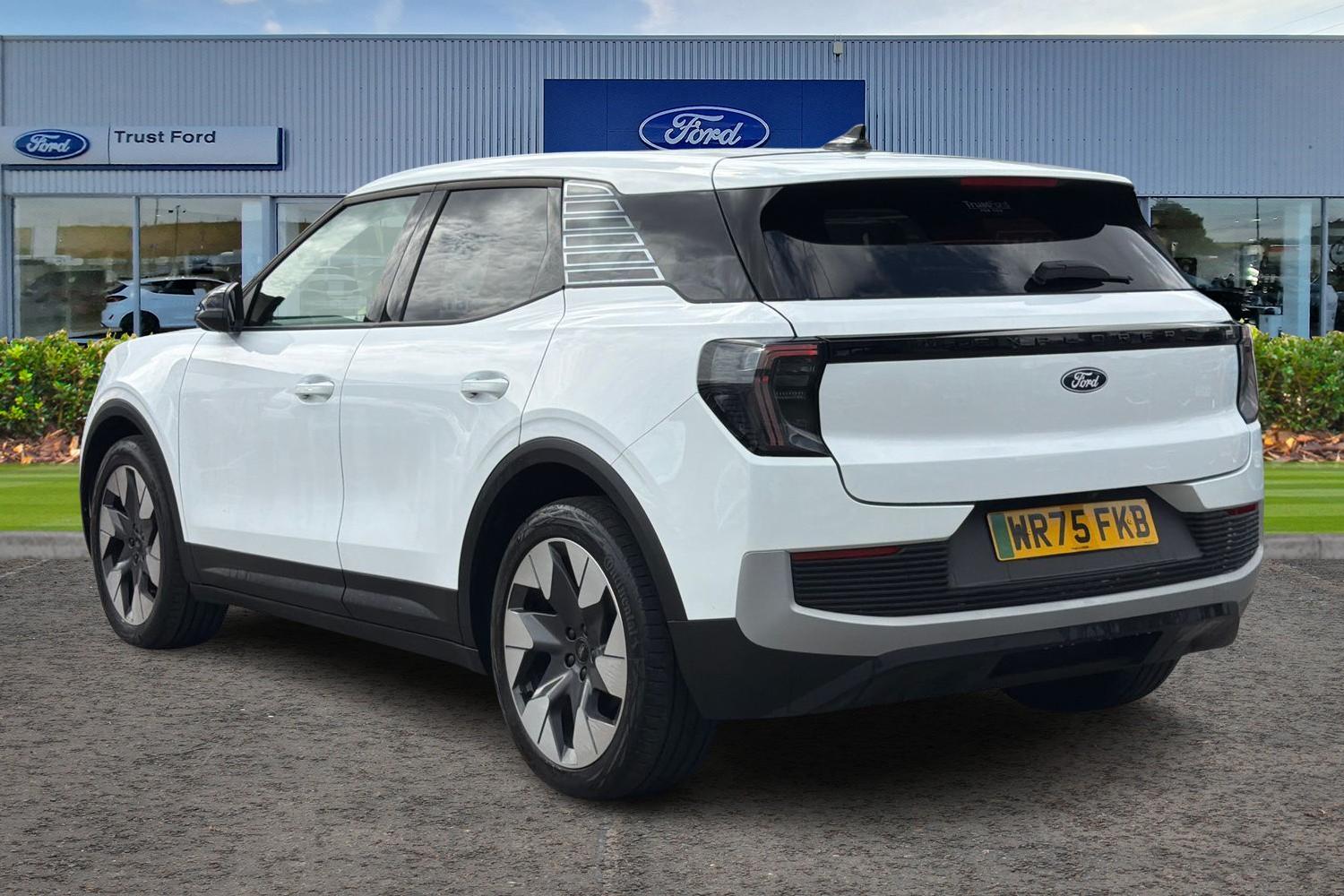 Ford Explorer Photo 1