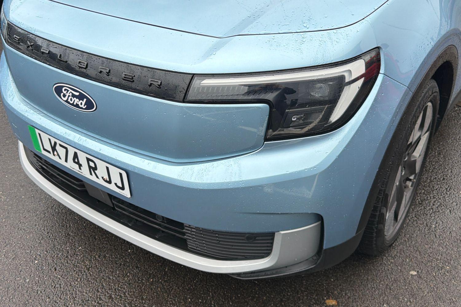 Ford EXPLORER Photo 24