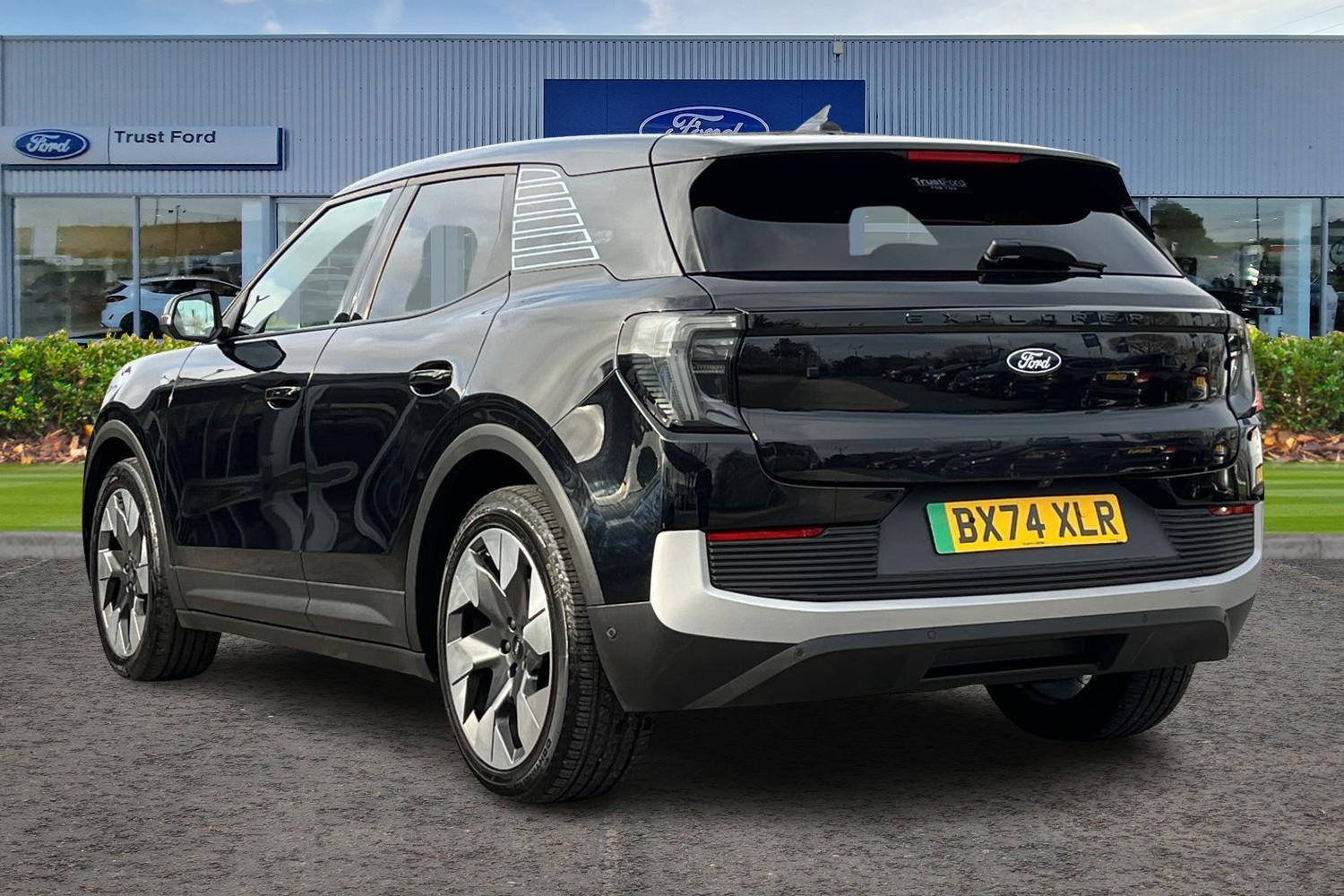 Ford Explorer Photo 1