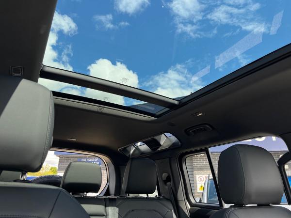 Land Rover Defender 110 Photo autoimg-88f5189f3d2edcc9d15648cf07138d8170c63820.jpg