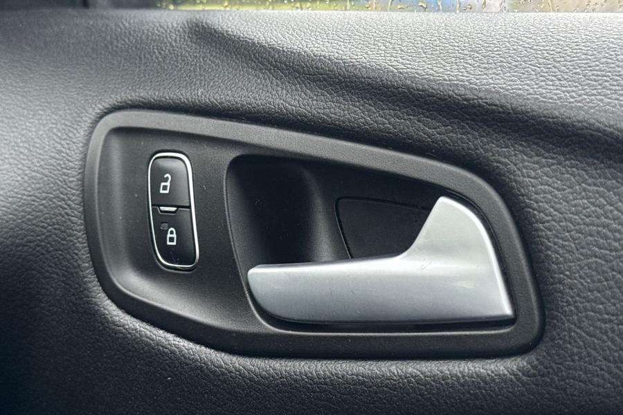 Ford KUGA Photo autoimg-89598d09e687cbf286f7edc45d08410539c759f8.jpg