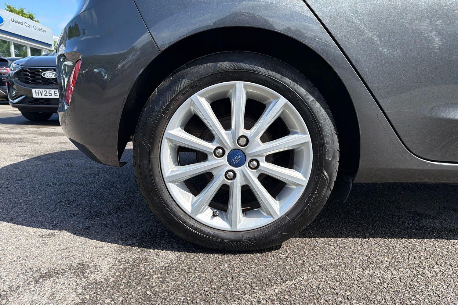 Ford FIESTA Photo 7