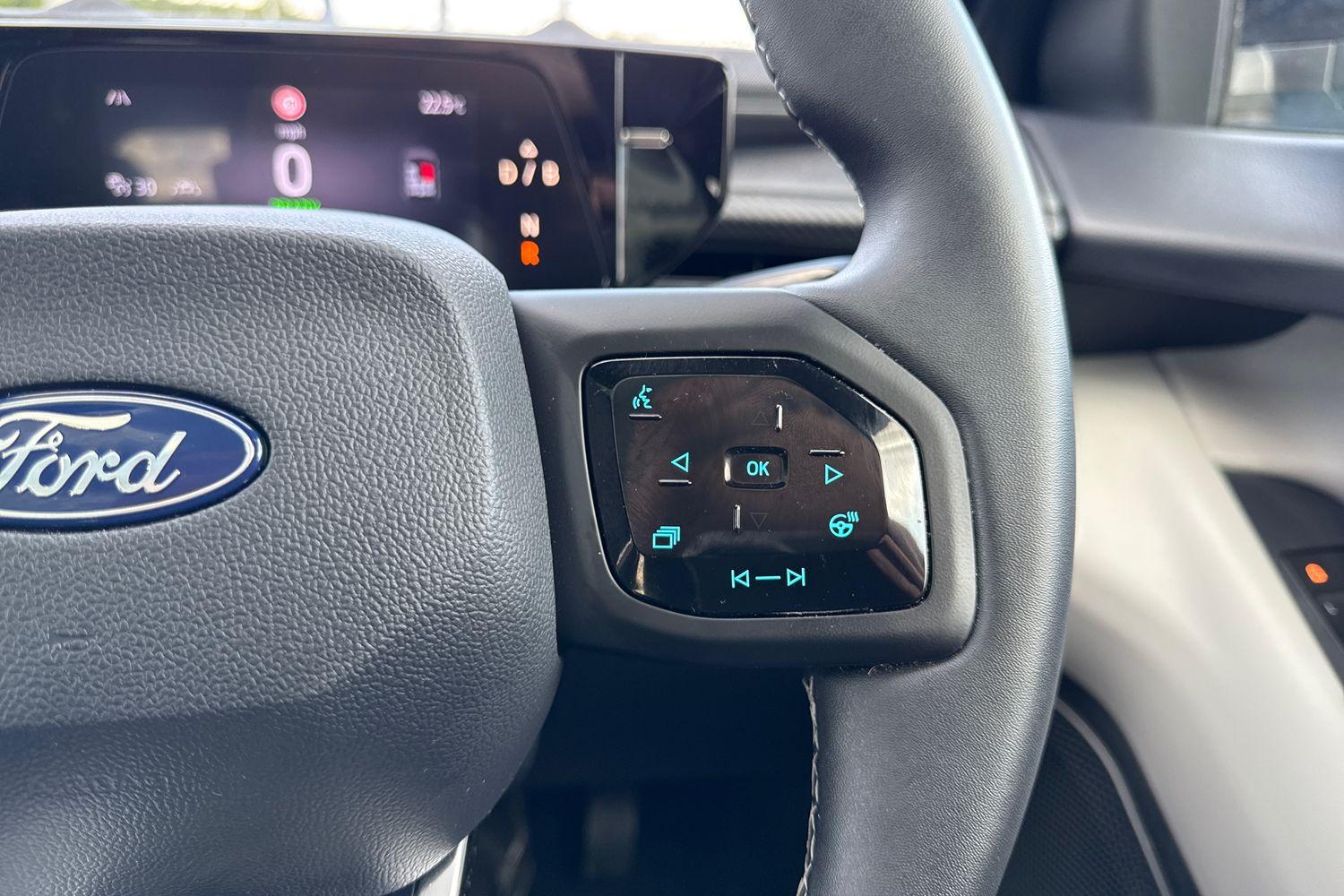 Ford EXPLORER Photo 31