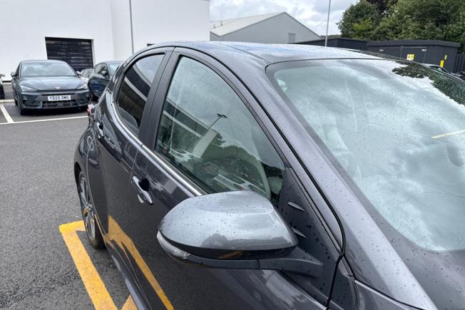 TOYOTA Yaris Photo 20