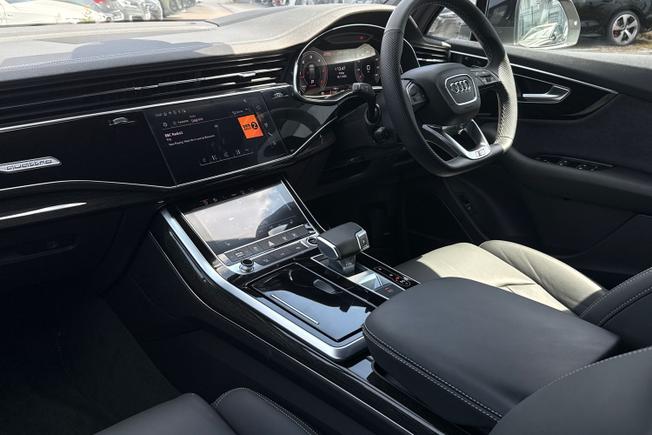 AUDI Q7 Photo 25