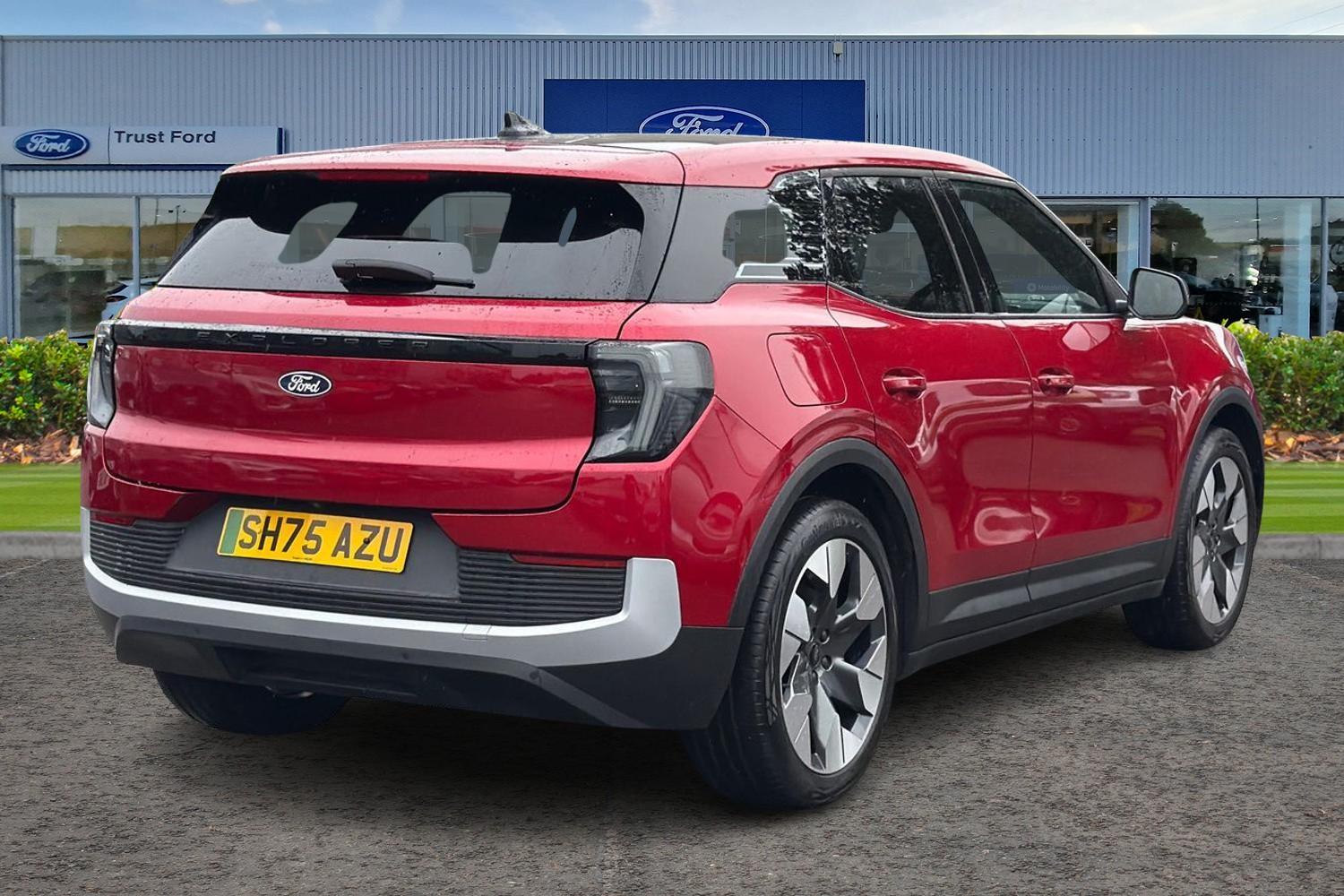 Ford EXPLORER Photo 3