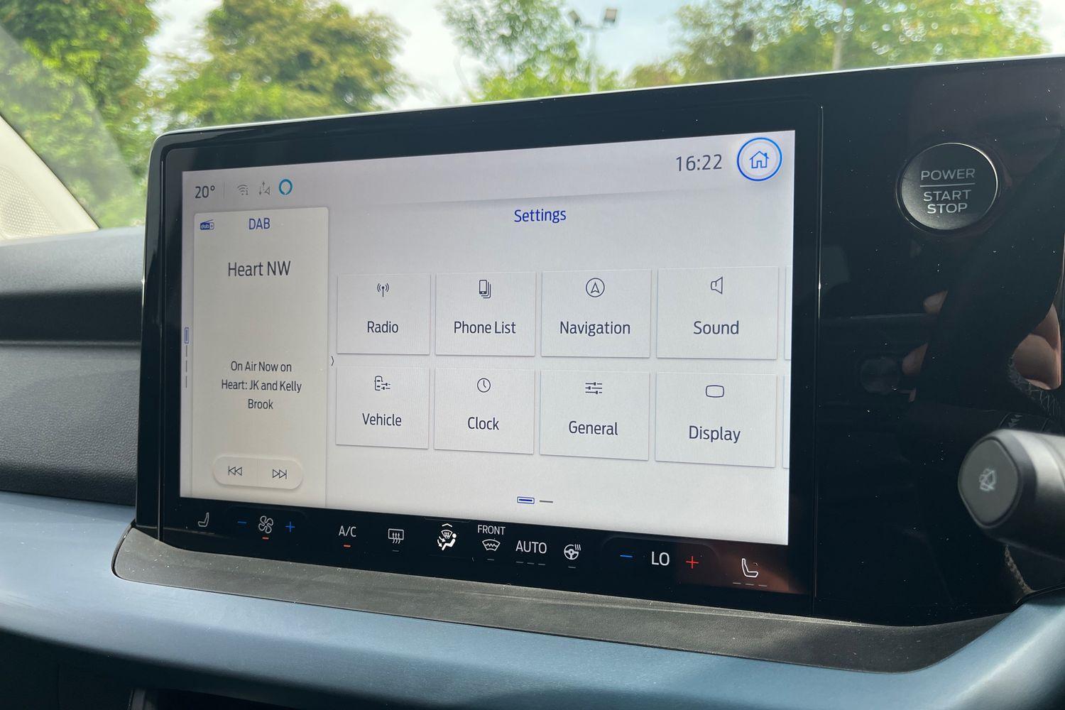 Ford E-TOURNEO COURIER Photo 32
