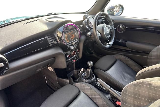 MINI Hatchback Photo 2
