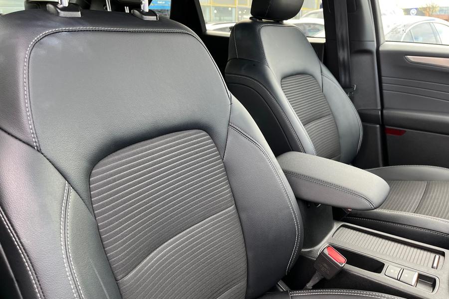 Ford Kuga Photo autoimg-89ca046da1452517d0535a308491e8d4a8f961a0.jpg