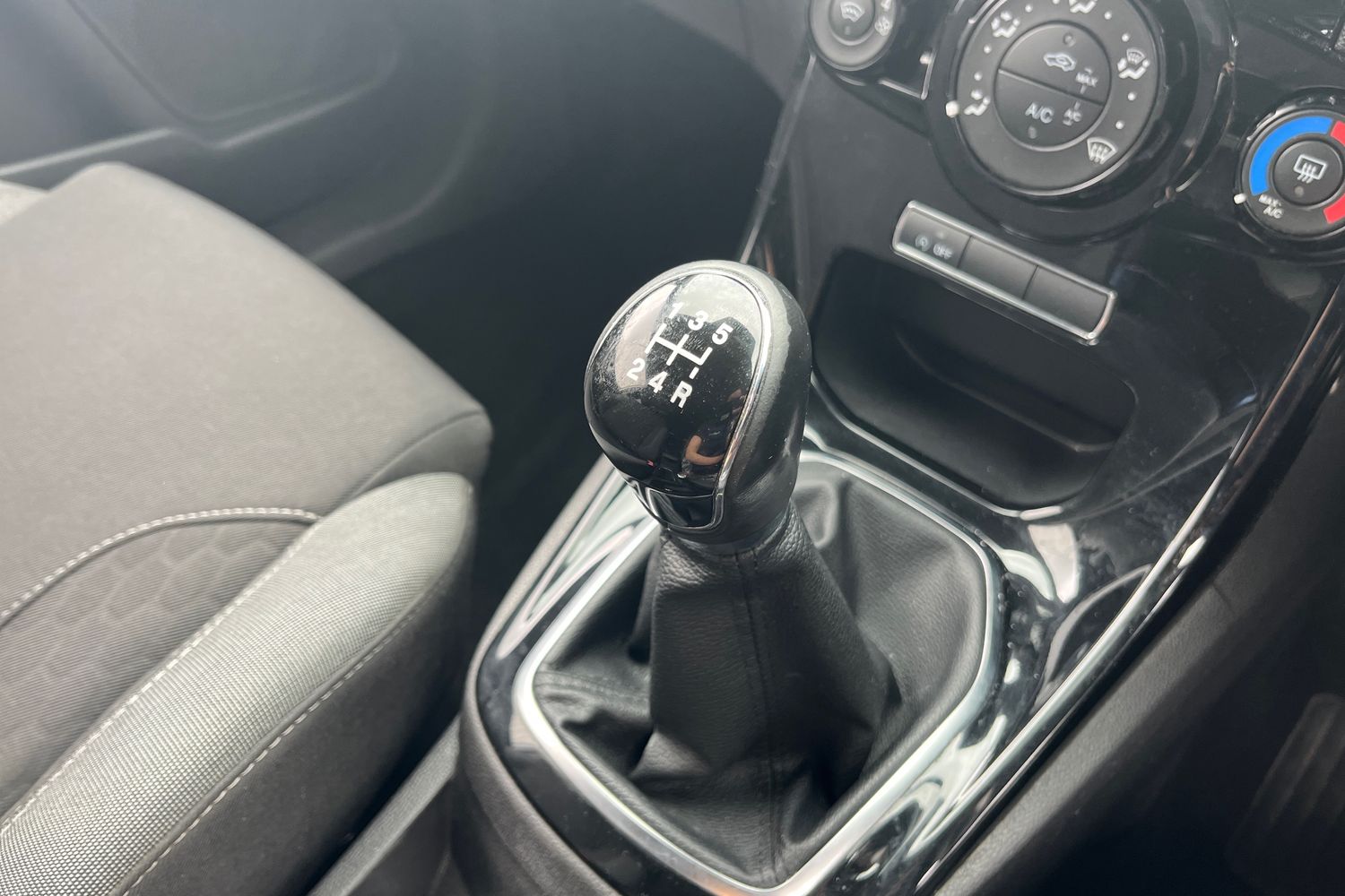Ford FIESTA Photo 37